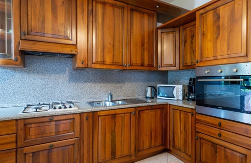 Aurogna Apartamento | Precioso apartamento para 9 personas con WIFI, jacuzzi, TV, patio y mascotas permitida