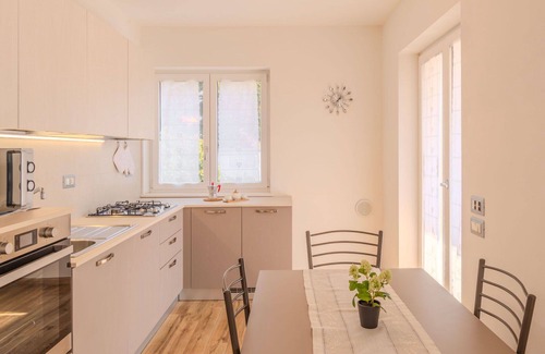 Dro Apartamento | Hermoso apartamento para 4 personas con WIFI, A/C, TV, patio y vista panorámica