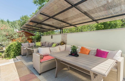 Kosinozici Apartamento | Precioso apartamento para 5 personas con WIFI, A/C, piscina, TV, terraza y mascotas permitida