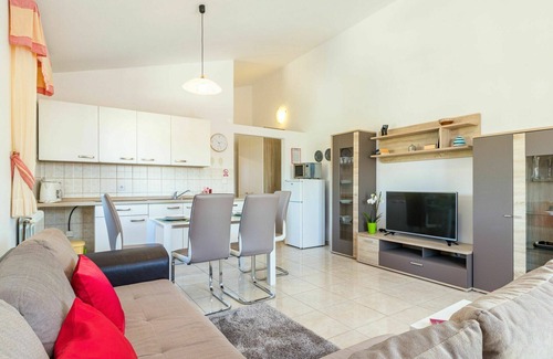 Nova Vas Apartamento | Hermoso apartamento para 4 personas con piscina, WIFI, A/C, TV, balcón y mascotas permitida