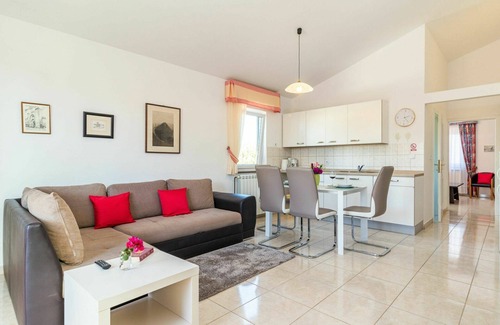Nova Vas Apartamento | Hermoso apartamento para 4 personas con piscina, WIFI, A/C, TV, balcón y mascotas permitida