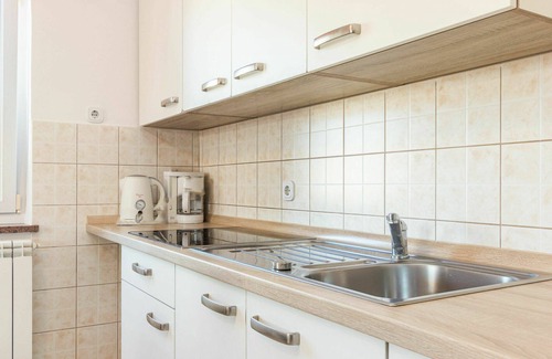 Nova Vas Apartamento | Hermoso apartamento para 4 personas con piscina, WIFI, A/C, TV, balcón y mascotas permitida