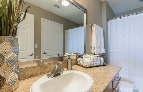 Channel District Apartamento | Beautiful Apartment Home with pool
