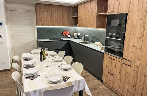 Bianzone Casa | Acogedor apartamento en villa para 8 personas con WIFI, A/C, TV, terraza y mascotas permitida
