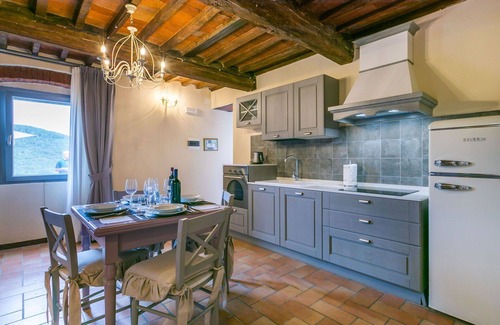 Castagneto Carducci Villa | Bonito apartamento en villa para 4 personas con A/C, piscina, WIFI, TV, patio y mascotas permitida