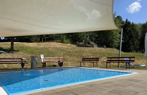 Bad Emstal Casa | Acogedor apartamento en villa para 3 personas con piscina, WIFI, TV, terraza y mascotas permitida