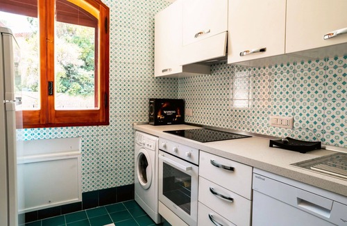 Caronia Casa | Precioso apartamento en villa para 5 personas con WIFI, TV, balcón y mascotas permitida