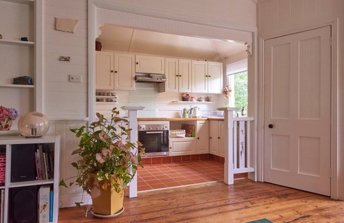 Hazelbrook Cabaña | Beautiful Architecturally Designed Cottage in Blue Mountains w/ Valley Views
