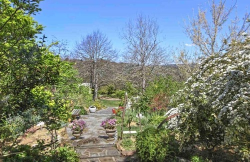 Hazelbrook Cabaña | Beautiful Architecturally Designed Cottage in Blue Mountains w/ Valley Views