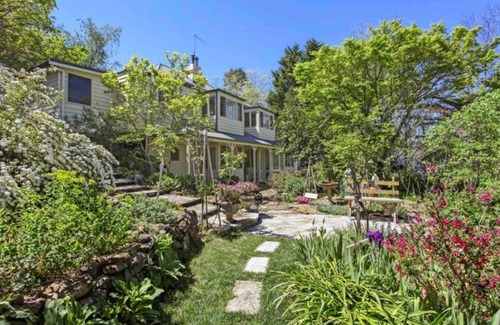 Hazelbrook Cabaña | Beautiful Architecturally Designed Cottage in Blue Mountains w/ Valley Views