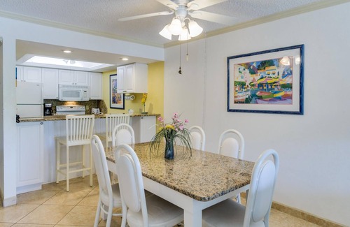 Sanibel Condominio | Beautiful Beach Front Complex - Private Walkway To The Beach - Pool View