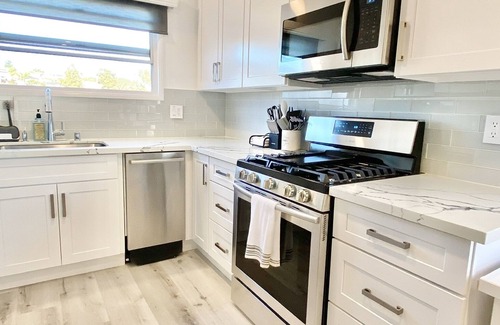 South Redondo Casa | Beautiful Beach Retreat in Heart of Town - 2blks to Beach