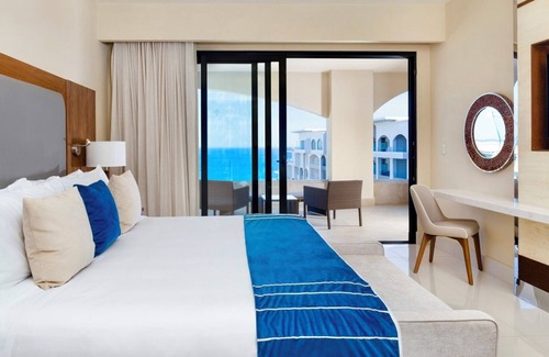 Los Cabos Complejo | Beautiful brand new Ocean Front resort in the heart of Cabo!!