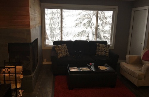 Big White Ski Resort Condominio | Condominio familiar recientemente renovado ubicado en el pueblo