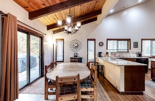 Country Club Estates Casa | Hermosa cabaña con chimenea, cerca de senderismo, ciclismo, esquí y Heavenly Valley.