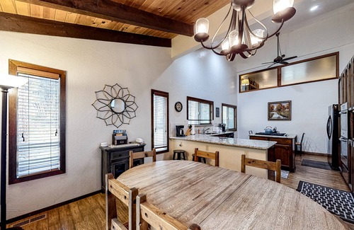 Country Club Estates Casa | Hermosa cabaña con chimenea, cerca de senderismo, ciclismo, esquí y Heavenly Valley.