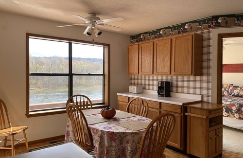 Flippin Casa | Beautiful Cabin Right on the Banks of the White River - Great View!