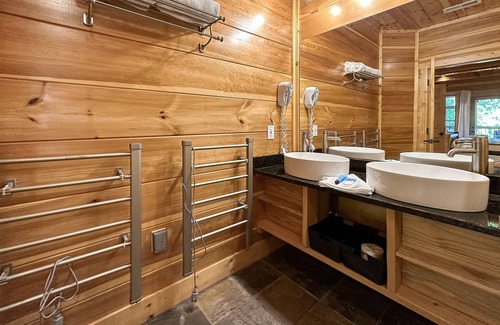 Chalet Village Cabina | Beautiful Cabin w/ Indoor Heated Pool & Hot Tub