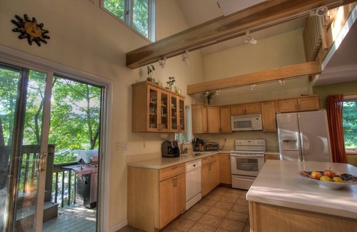 Confluence Cabina | Beautiful Cabin with Hot Tub Surrounded by Trees in Confluence, Pennsylvania