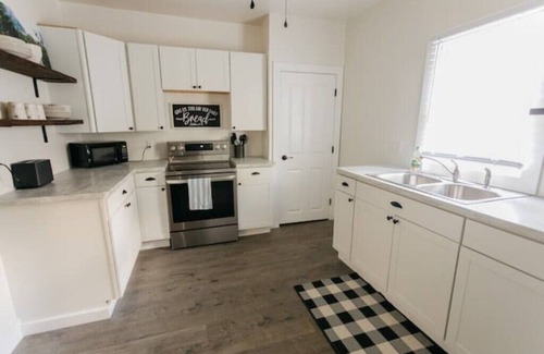 Dayton Casa | Beautiful Cape Cod House in Central Location