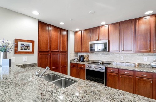 Cape Harbour Condominio | Beautiful Cape Harbour Marina 8th floor Condo