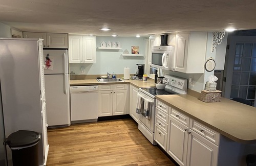 West Hyannisport Casa | Beautiful Cape House with just a Short Walk to the Beach.