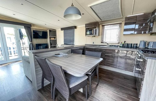 Clacton-on-Sea Casa | Beautiful caravan with decking at Oaklands Holiday Park ref 39006BG