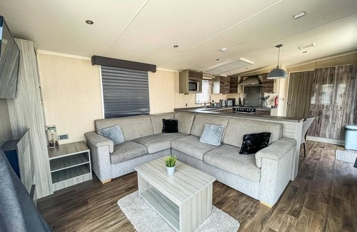 Clacton-on-Sea Casa | Beautiful caravan with decking at Oaklands Holiday Park ref 39006BG