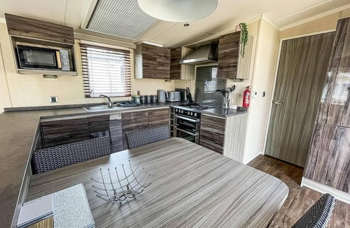 Clacton-on-Sea Casa | Beautiful caravan with decking at Oaklands Holiday Park ref 39006BG