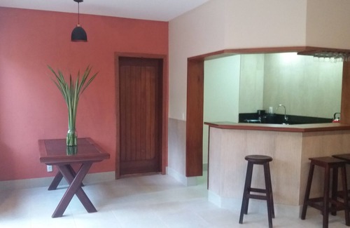 Lago Sul Chalet De Esquí | HERMOSO CHALET EN LAGO SUL SUITE DE 1 DORMITORIO, 1 BAÑO, COMEDOR Y TV, COCINA