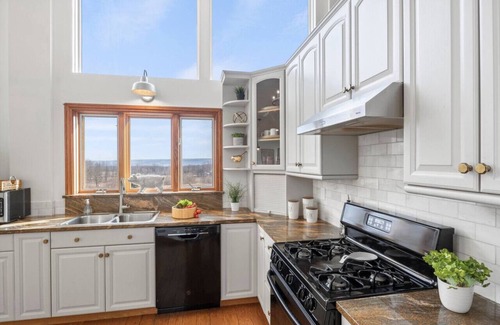 Dansville Apartamento | Beautiful Chalet with VIEWS/Pool/Hot tub/Pond!