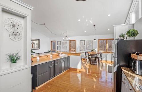 Dansville Apartamento | Beautiful Chalet with VIEWS/Pool/Hot tub/Pond!