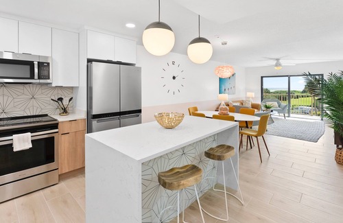 Port Canaveral Condominio | Bright & Trendy Condo w/Beachfront Pool & Retro Vibes