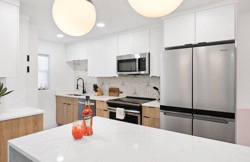 Port Canaveral Condominio | Bright & Trendy Condo w/Beachfront Pool & Retro Vibes