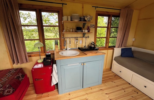 Oetzen Cabina | Spend the night in a beautiful circus wagon surrounded by nature