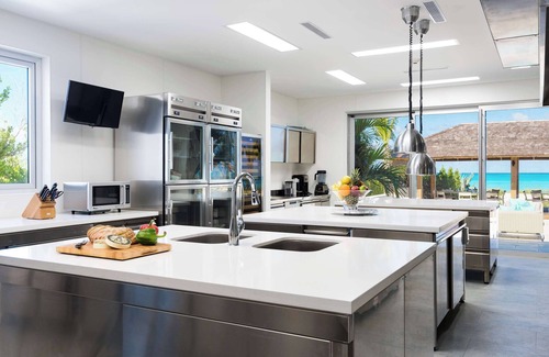 Leeward Settlement Villa | Hermosa villa de estilo contemporáneo en la playa