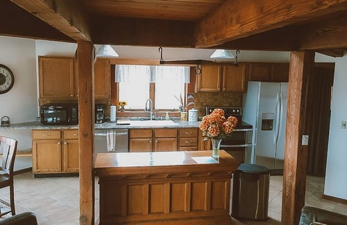 Elizabeth Cabina | DIEZ VISTAS A LA MILLA, CERCA DEL TERRITORIO GALENA, CLUB DE PROPIETARIOS, TINA CALIENTE, 300 ACRES, LLAMAS