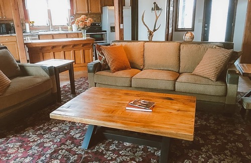 Elizabeth Cabina | DIEZ VISTAS A LA MILLA, CERCA DEL TERRITORIO GALENA, CLUB DE PROPIETARIOS, TINA CALIENTE, 300 ACRES, LLAMAS