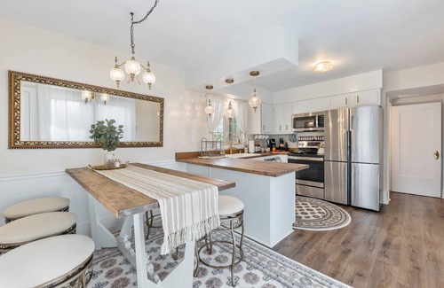 Geneva Condominio | - Beautiful Condo - King Bed - Free Waffle Breakfast -