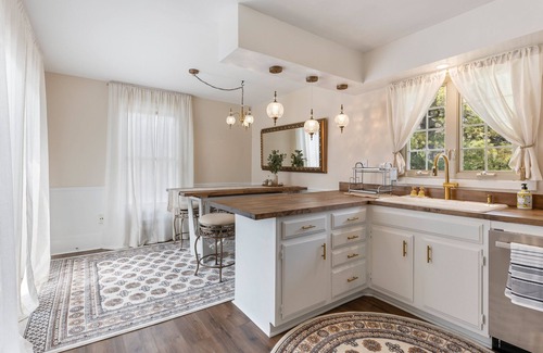 Geneva Condominio | - Beautiful Condo - King Bed - Free Waffle Breakfast -