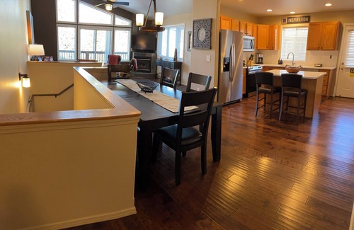 Whitefish Condominio | Hermoso condominio con aire acondicionado, jacuzzi y chimenea cerca de golf, lago, esquí y centro de la ciudad