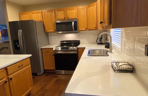 Whitefish Condominio | Hermoso condominio con aire acondicionado, jacuzzi y chimenea cerca de golf, lago, esquí y centro de la ciudad