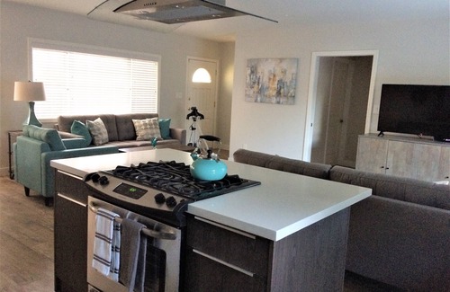 Lake Balboa Casa | ¡Hermosa casa remodelada de vanguardia!