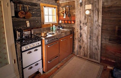 South Londonderry Cabina | Beautiful country cabin with hot tub and outdoor shower in Londonderry