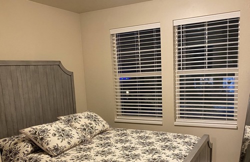 Kaysville Casa | Beautiful county home perfectly located: Skiing, amusement parks, hiking & more!