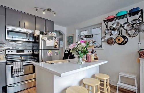 Aurora Casa | Beautiful detached bungalow in Aurora newly renovated