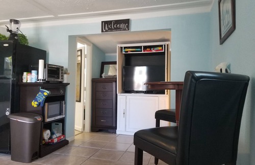 Palm Harbor Apartamento | Beautiful Detached Remodeled Cottage Studio/ Downtown Palm Harbor.NON FLOOD Zone