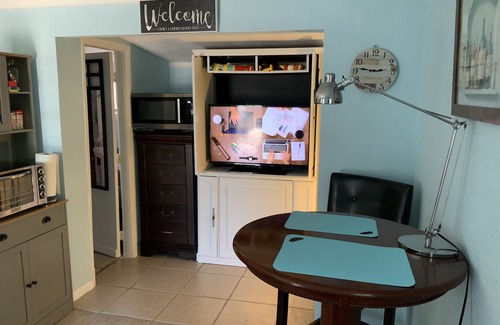 Palm Harbor Apartamento | Beautiful Detached Remodeled Cottage Studio/ Downtown Palm Harbor.NON FLOOD Zone