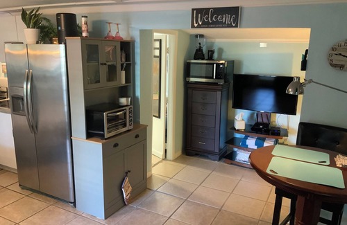 Palm Harbor Apartamento | Beautiful Detached Remodeled Cottage Studio/ Downtown Palm Harbor.NON FLOOD Zone