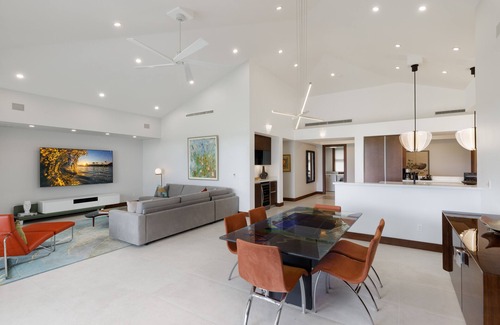 Kaupulehu Condominio | Fairway Villa 104A en Four Seasons Hualalai con DOS carros de golf de 4 plazas
